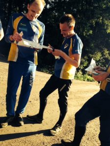 Kultakompassi voittaja ja kakkonen spekuloimassa