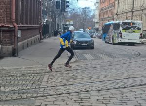 ...ja Suomen Aksu lataa...