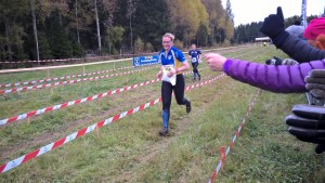 Kakkosjoukkueen ankkuri Maisa saapumassa maaliin (kuva Marjo Koistinen)