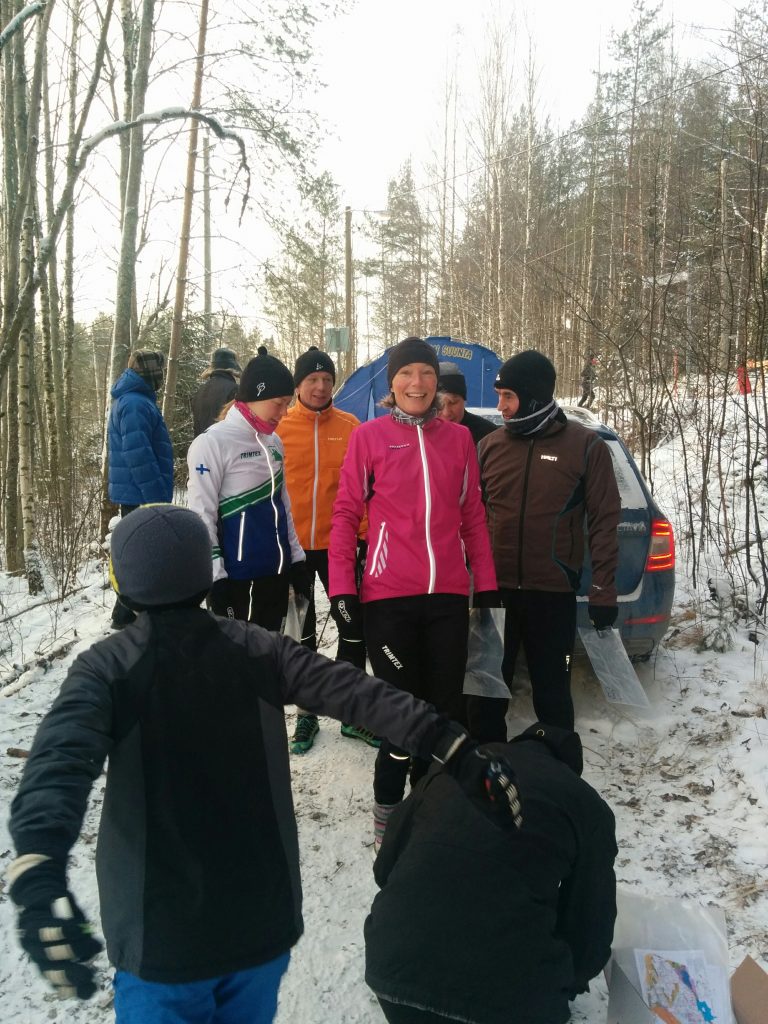 Siirtymä karttojen jakoon parkkipaikalta sai huurun tarttumaan