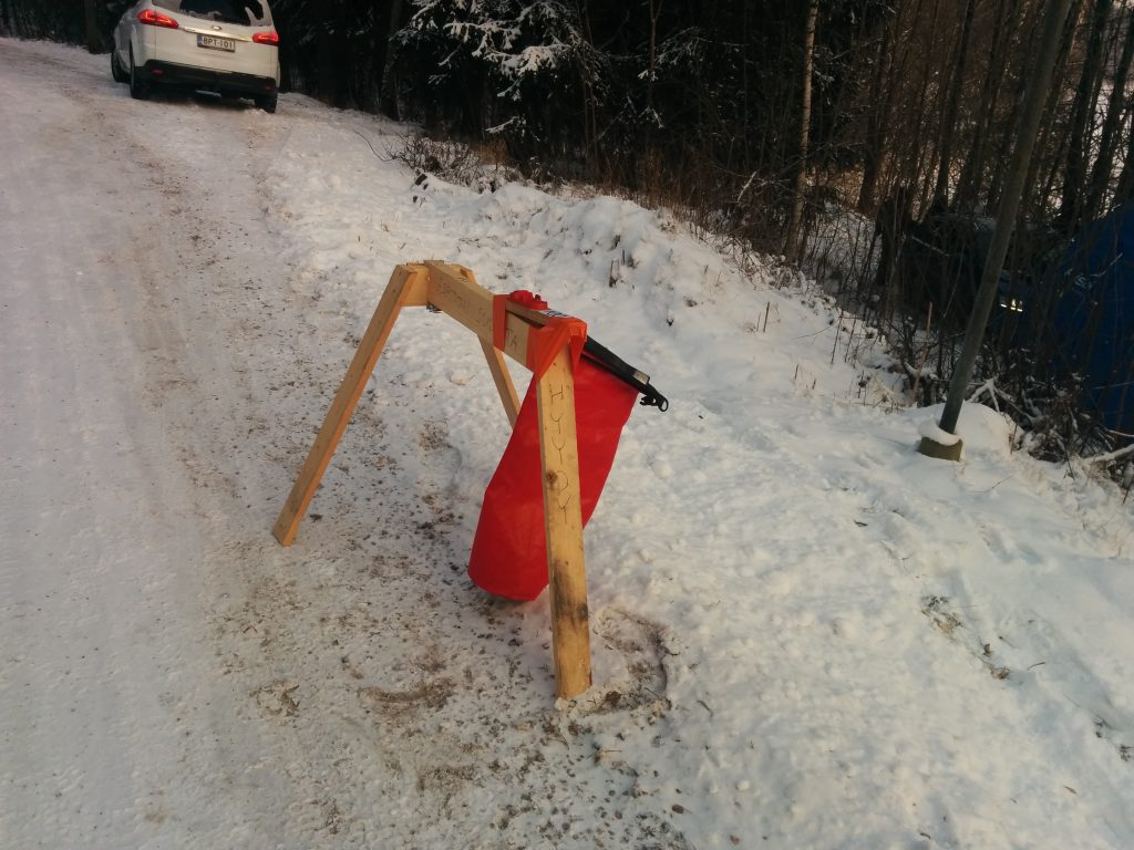 Viimeisen rastin pukissa lukee: hyydy. Rasti uhkasi hyytyä kisan aikana vaan selvisi.