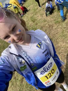 Selfie Elisasta Venlojen viestissä. Numerolapussa osuusisännän logo "Elisa".